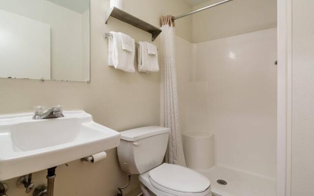 HomeTowne Studios by Red Roof Colorado Springs - Airport