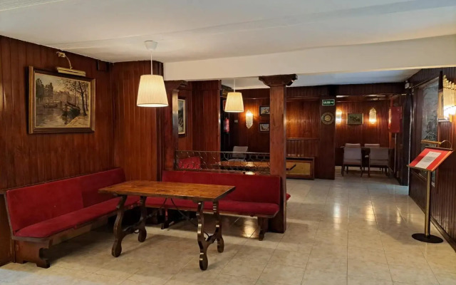 Vintage Hotel Mercedes