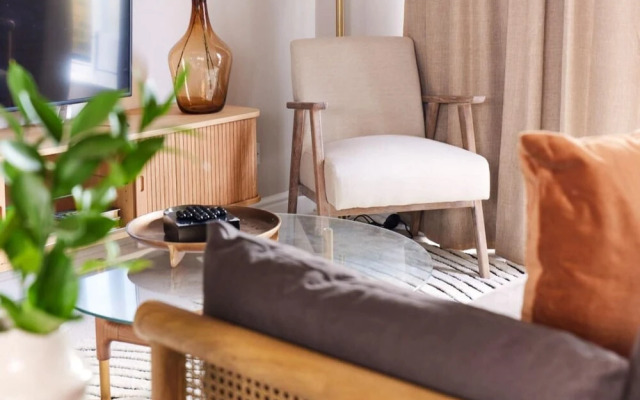 The Sussex Way Studio - Pleasing 1bdr Flat With Balcony