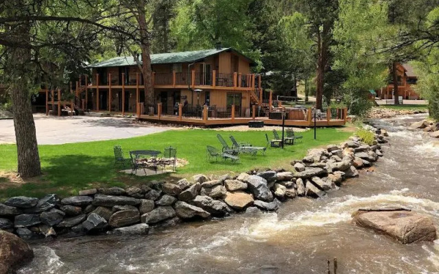 4 Seasons Inn on Fall River
