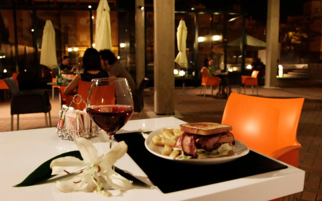 Hotel Tach Madrid Airport
