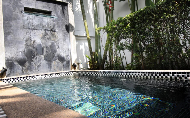 Coconut Grove Boutique Hotel