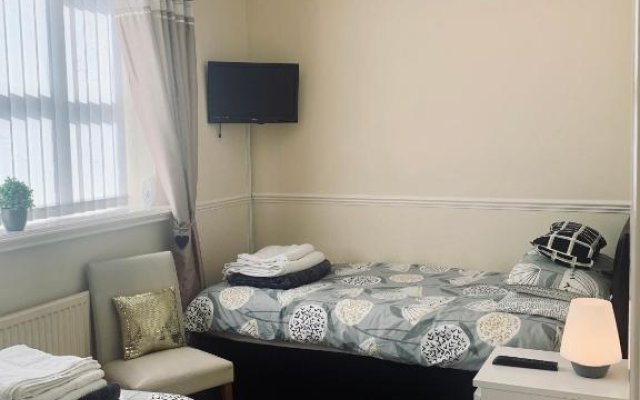 Be My Guest Liverpool - Ground Floor Apartment with Parking