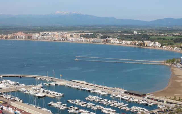 Modern Apartment in Roses Spain near Beach