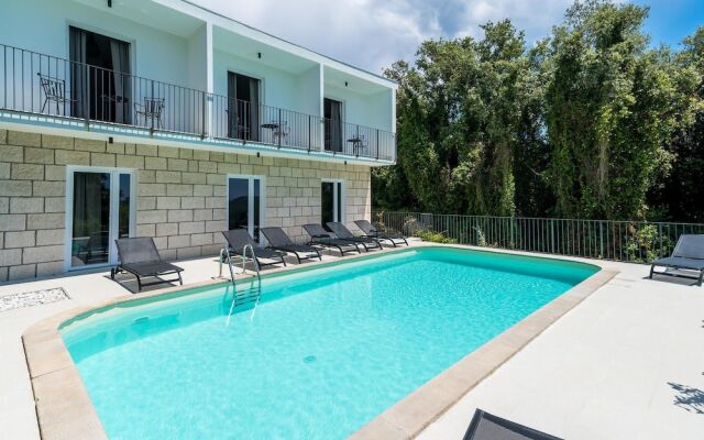 Beautiful Home in Molunat With Wifi and 8 Bedrooms
