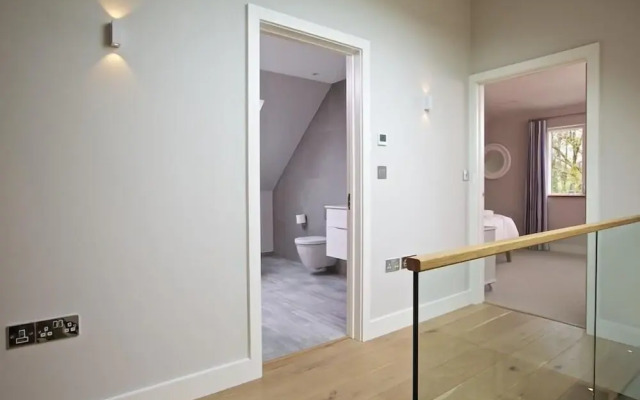3 the Drive, Hillfield Village