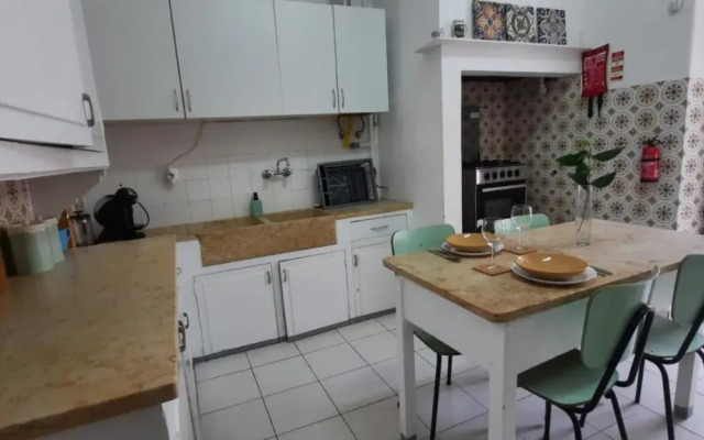 Sunny Terrace Apt, Close to Downtown! 2 Bedroom Flat