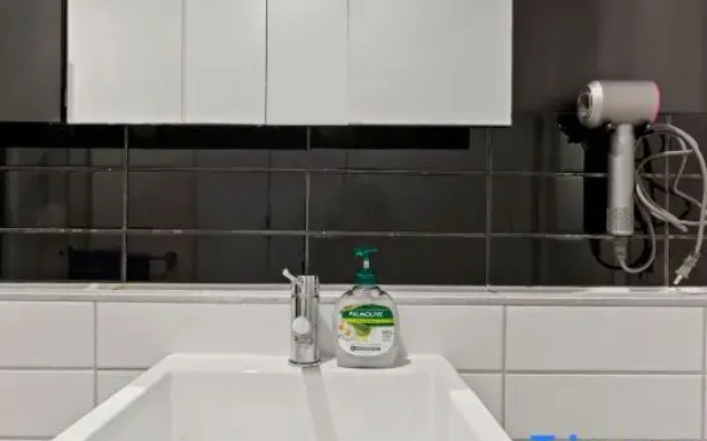 Unbeatable Location - Sleek 1BR  Melbourne Central
