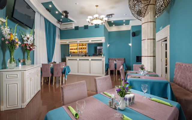 Mini-Hotel Biography