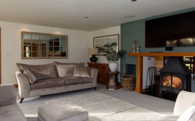 Serene Riverside 6BR Luxury Retreat in Curdridge