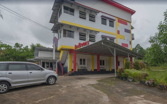 RedDoorz Syariah near BSCC Dome