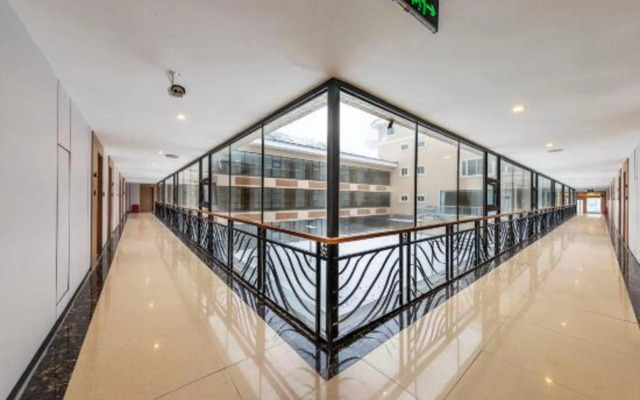 Xiling Snow Mountain Maple Leaf Hotel