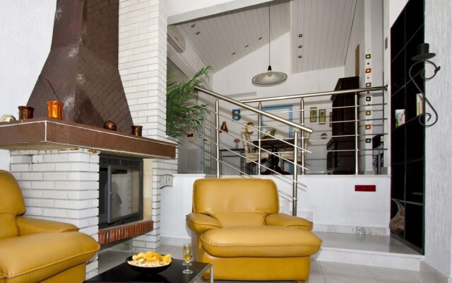 Luxury apt w Pool, 3 Balconies, Terrace & sea View