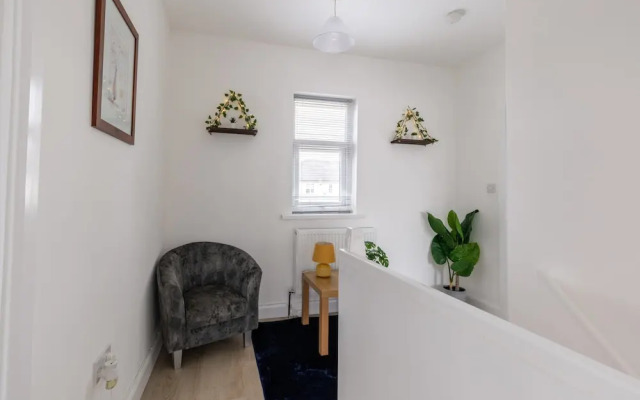Free Parking - 4 Bedroom House