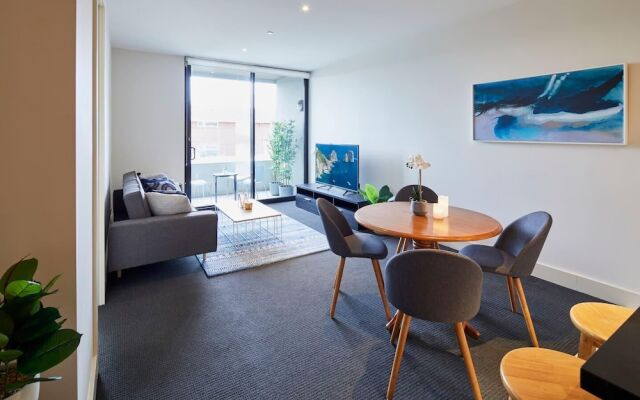 Apt Walking Distance to MCG & Epworth Hospital