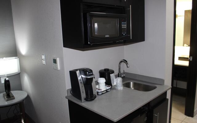 Holiday Inn Express & Suites Shawnee-Kansas City West, an IHG Hotel