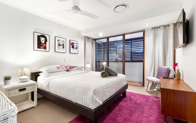 Cool Noosa Home. Central location. A/C. Gym. WIFI. Netflix