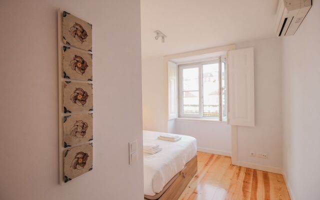 ALTIDO Elegant 2BR Apt nearby tram 28E stop - Portas Sol