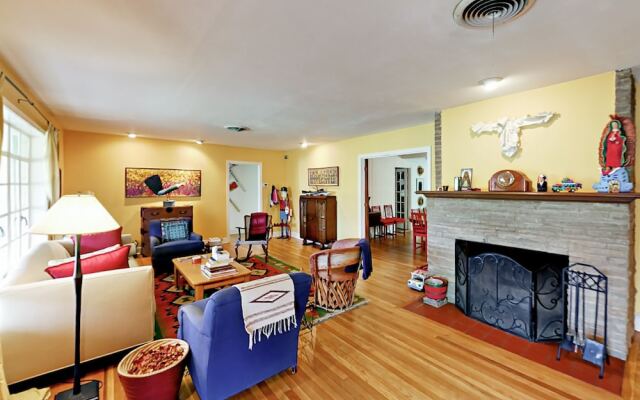 Light-Filled Charmer - 2 Br Home