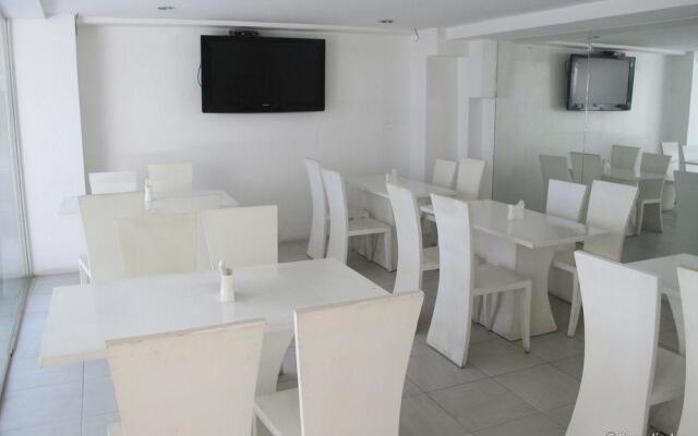 R Suites & Cafe