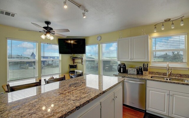 Flagship Home in Copano Bay by Redawning