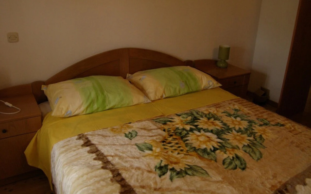 Easeful Pifar Apartment great location