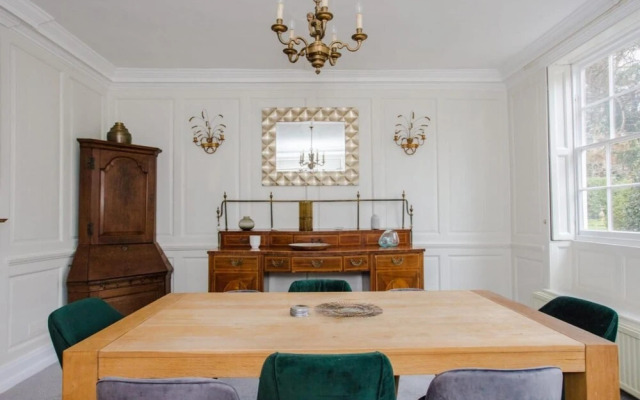 The Royal Retreat -elegant 7bdr With Garden