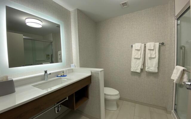 Holiday Inn Express & Suites Aurora, an IHG Hotel