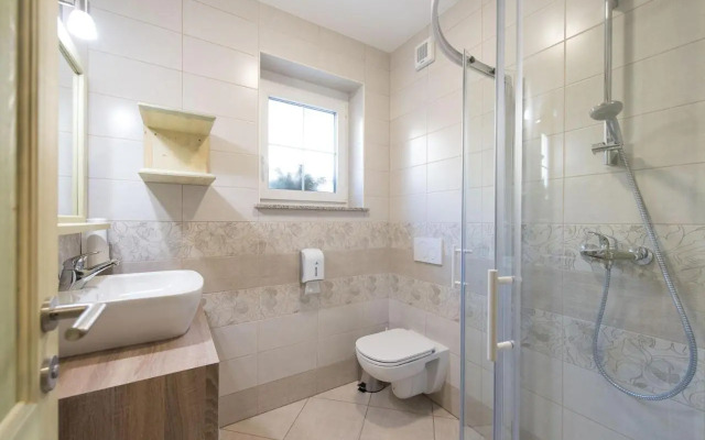 Apartments and rooms Tolc