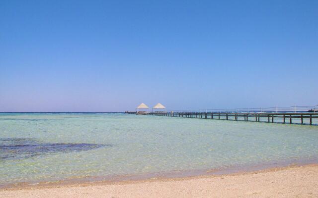 Курортный отель Amwaj Oyoun Resort & Casino