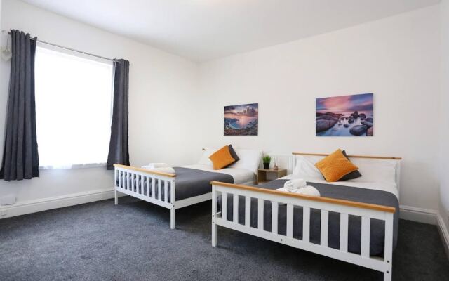Charming 2-bed Home in Blackpool-central w Parking