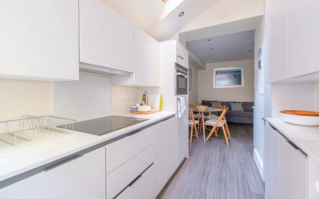 Stylish 2 Bedroom Apartment in Chelsea With Garden