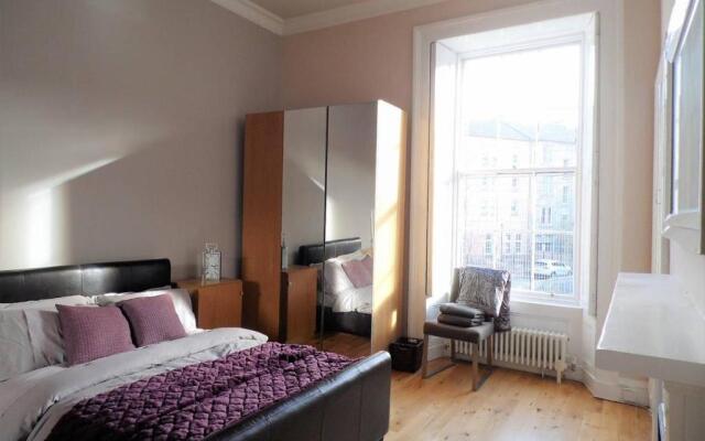 WEST END - Stunning, spacious, 3 bedroom, main door flat with private parking