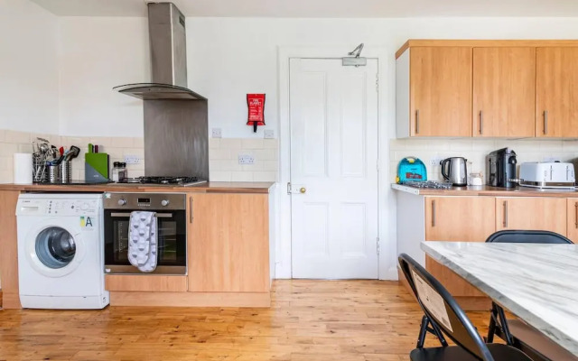 Stunning 5 Bedroom Large Apartment With Parking