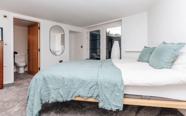 The Lakeside Viewing Gallery - From 900 Per Night