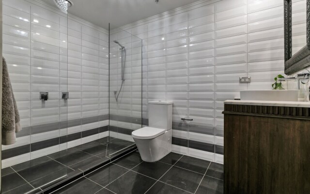 QV Luxury Elegant 2 Bedroom w Wifi-1035