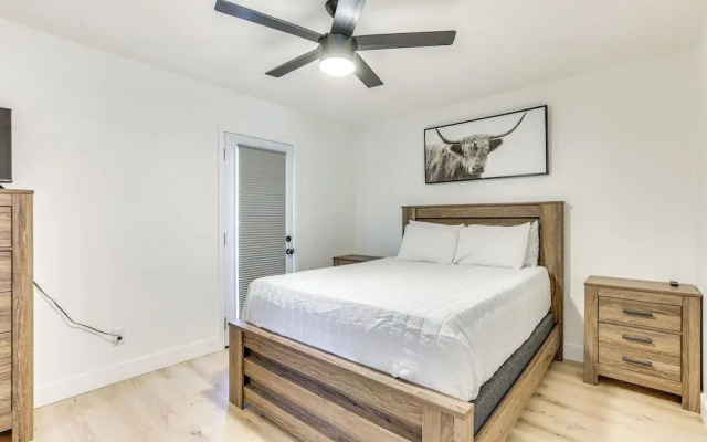 Glendale Home w/ Pool, Basketball + Bbq!