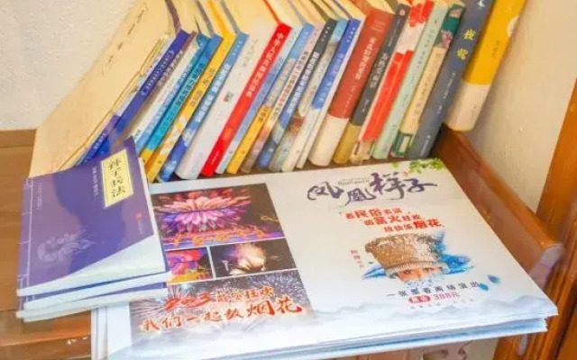 Yuzhile Cultural Creative Theme Courtyard Homestay (Fenghuang Ancient Town Hongqiao)