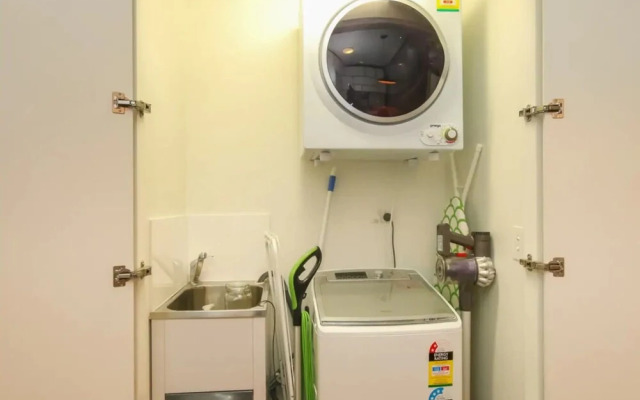 Luxury 1 Bedroom Top Floor Apartment With Balcony