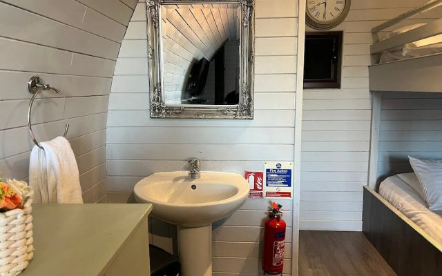 Deluxe Glamping Pod With Hot Tub in Frodsham