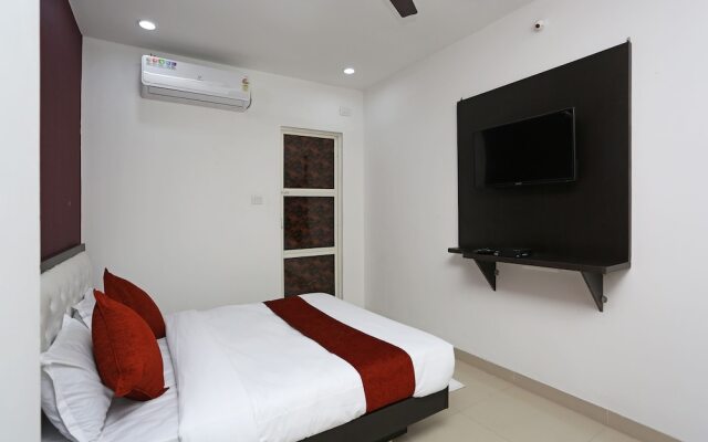 OYO 10718 White Oak Hotel