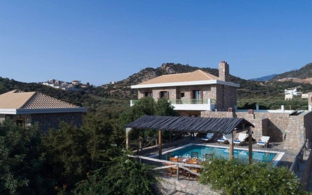 Beautiful 3-bed Sea Front Villa in Agios Nikolaos