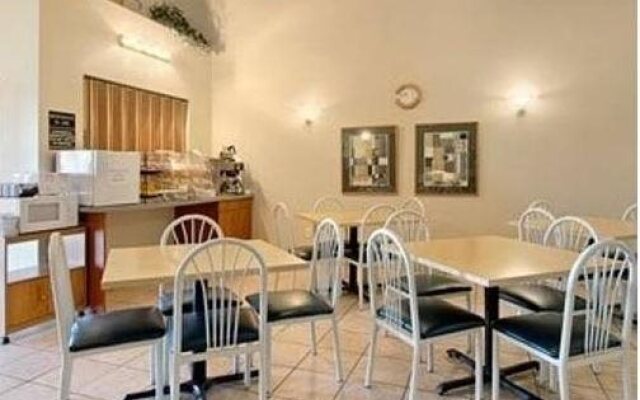 Centerstone Inn & Suites Carlyle