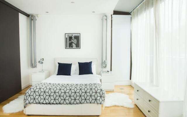 The Holborn Lights - Modern 3BDR Home with Rooftop Terrace & Garage