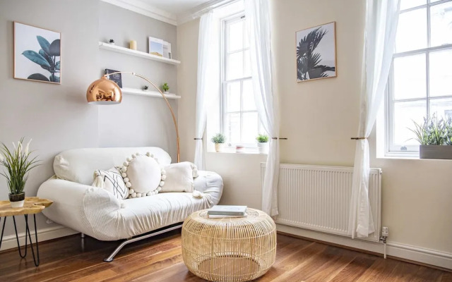 Charming Charing Cross Flat