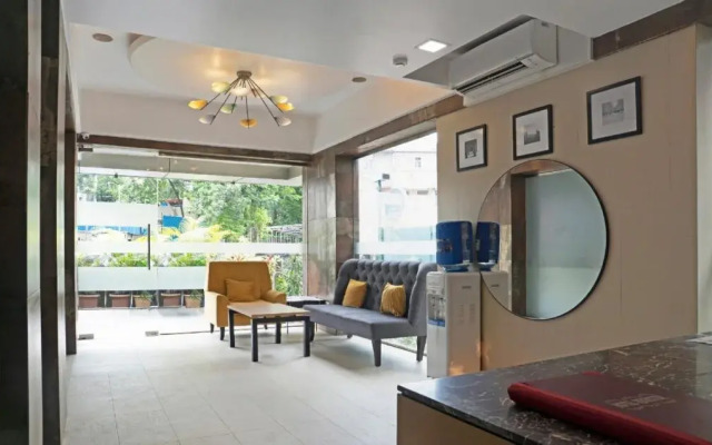 OYO 19917 Golden Swan