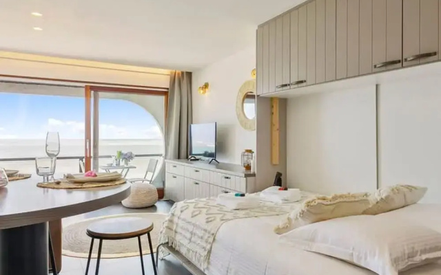 Beautiful Studio With Stunning Seaview and Terrace