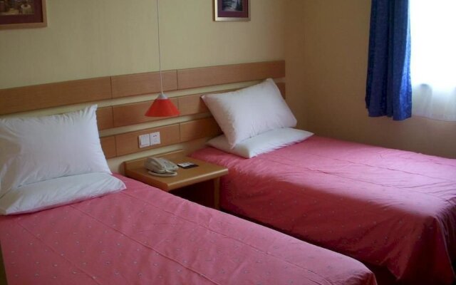 Home Inn (Nanjing Shuiximen Street Mochou Lake Metro Station)