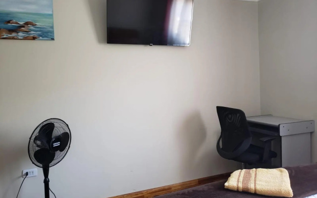 Un lugar encantador con una pequeña terraza