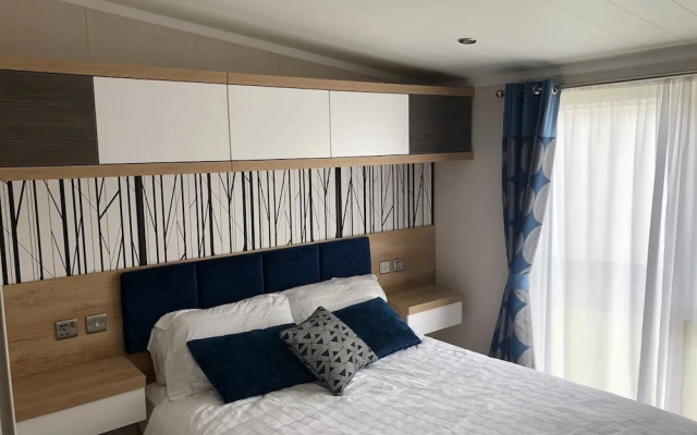 7 Guests - 3 Bedrooms - Pool - Balcony - Parking